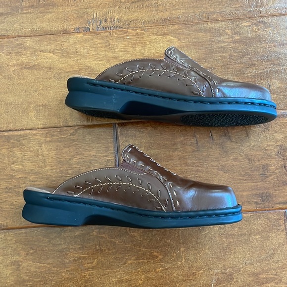 Clarks Brown Leather 7 Slip On Mules Slides Shoes Stitching Details Brazil EUC - Picture 9 of 16